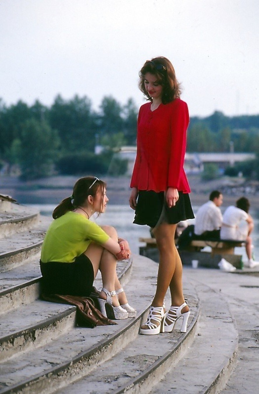 Девушки на набережной реки Ангары, 1997 год.