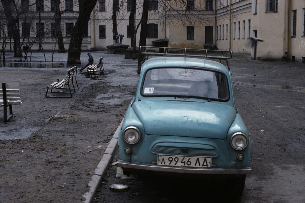 А дождался ли в итоге переднего колеса вот этот "Горбатый" - неизвестно. Пока он грустит где-то во дворах центра.