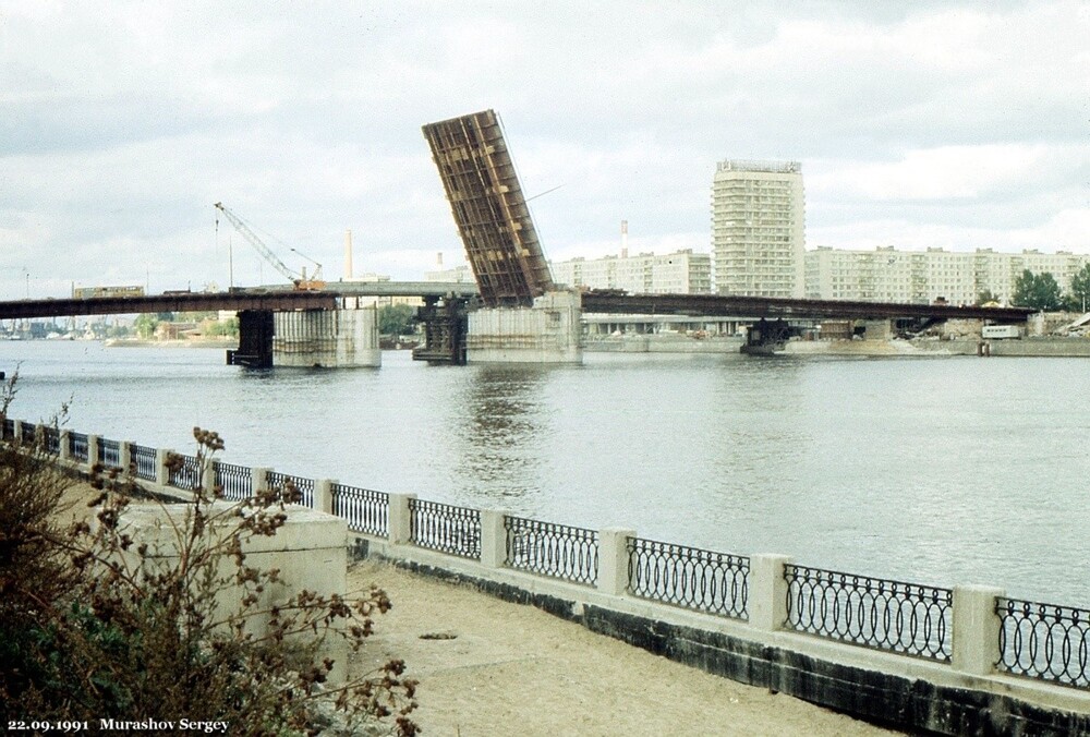 Идёт реконструкция Володарского моста. Фермы старого моста уже разобрали, но его старая конструкция пока на месте, а рядом сооружён дублёр.