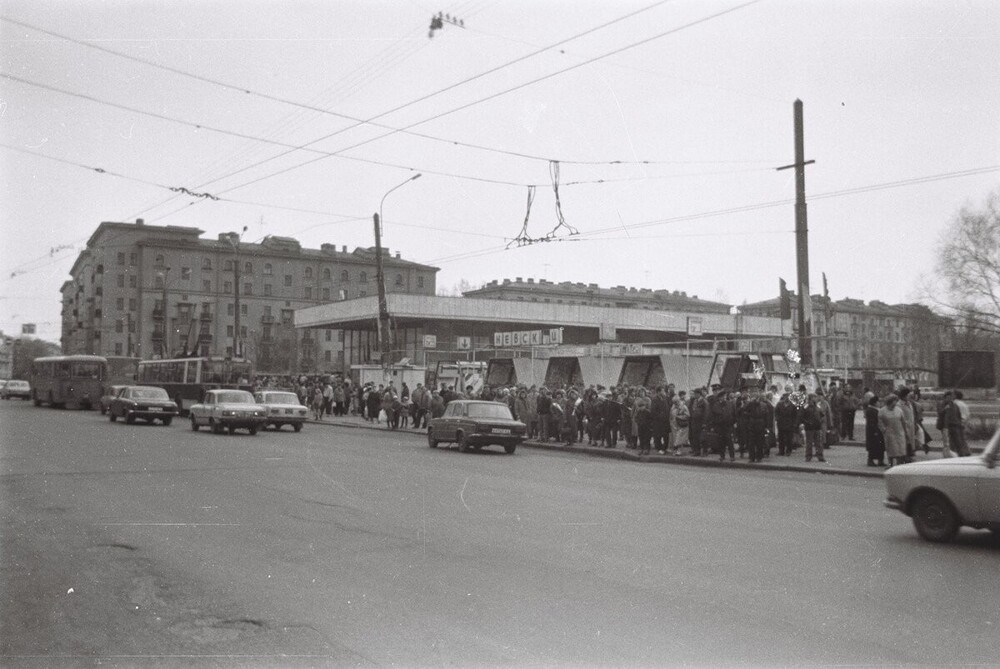 Станция метро "Ломоносовская" и мини-рынок "Невский", где-то потерявший букву "И"