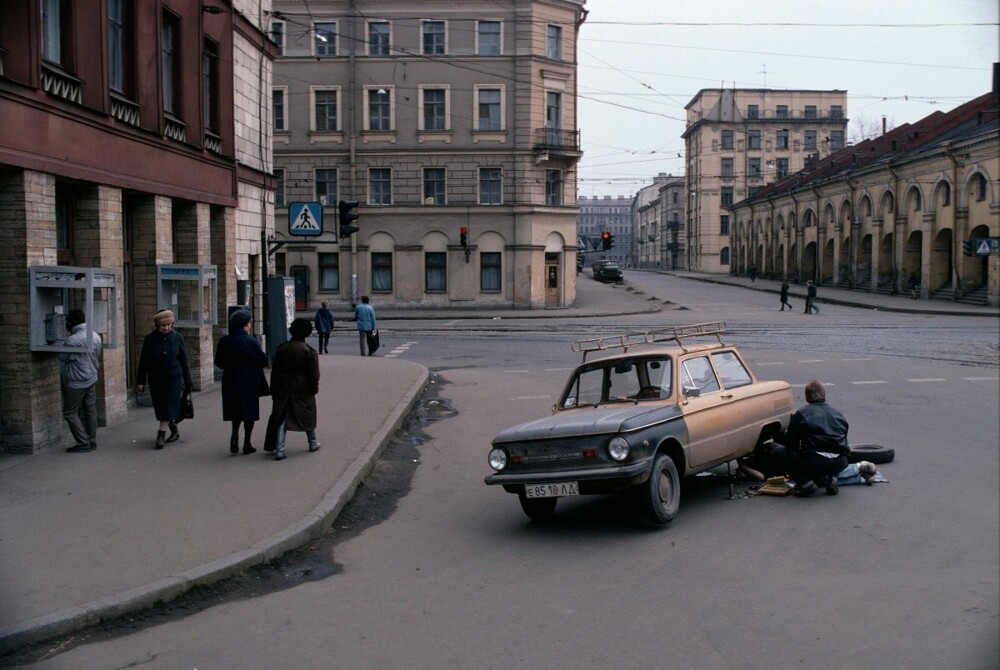 Замена колеса на "Запорожце" около Никольского рынка.