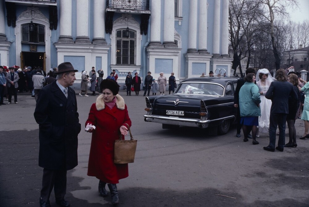 Молодожёны на "Чайке" приехали венчаться в Никольский собор