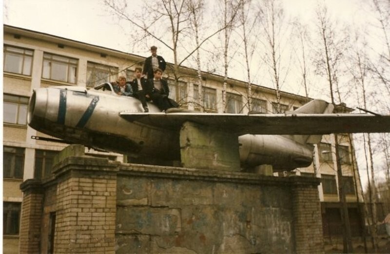 Самолёт МИГ-17 у 521 школы на проспекте Маршала Блюхера, сейчас его на этом месте уже нет.