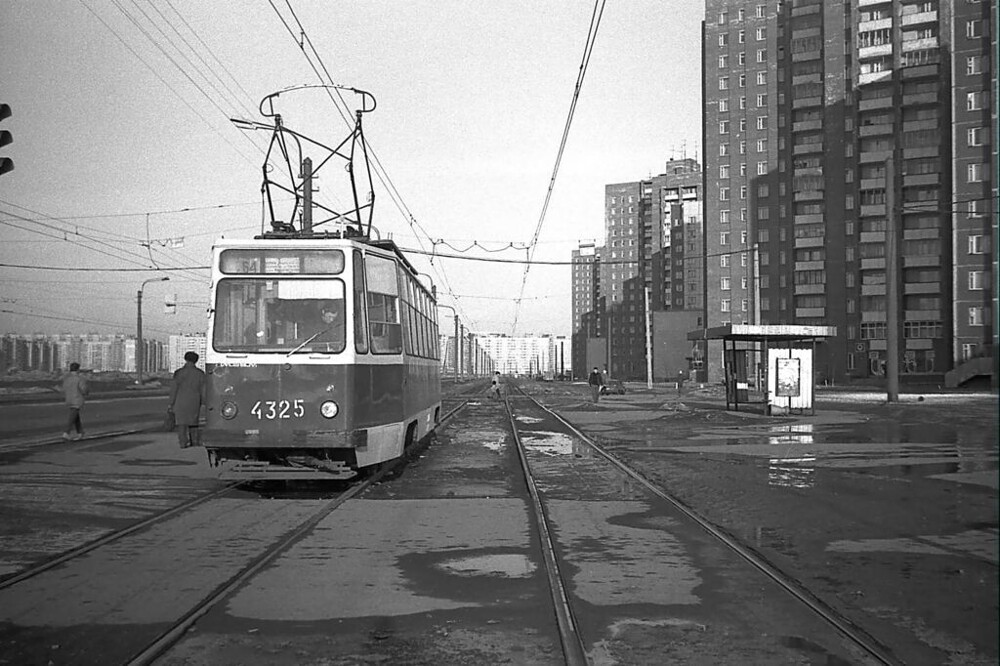 А таким в 1991 году был проспект Косыгина. На фото - трамвайная остановка "Проспект Передовиков".