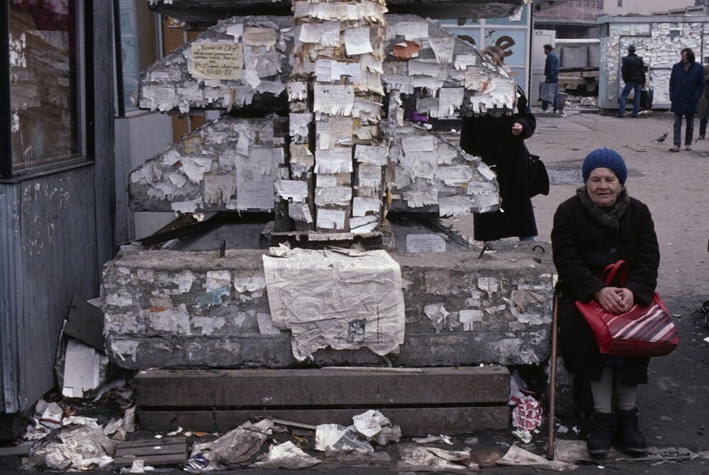 Площадь Мира образца 1991 года это какая то смесь пост апокалипсиса, печали и полного непонимания будущего.