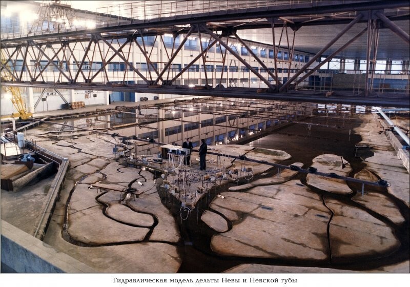 Уникальное сооружение - гидравлическая модель дельты Невы и Невской Губы, установленная внутри ВНИИ Гидротехники имени Веденеева.
