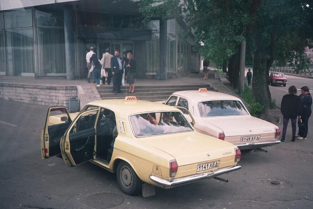 Митинги - митингами, а обед по расписанию. У ресторана гостиницы "Советская" на набережной Фонтанки.