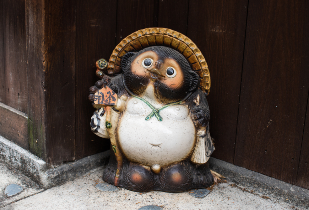 Почему тануки с большими причиндалами ставят на входах в японских магазинах