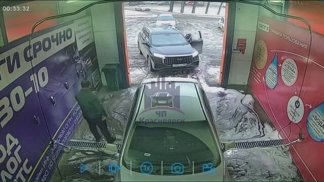 Курьёзное ДТП устроила автоледи на автомойке