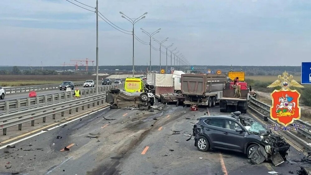 Момент массовой аварии на новой платной трассе ЮЛА в Подмосковье