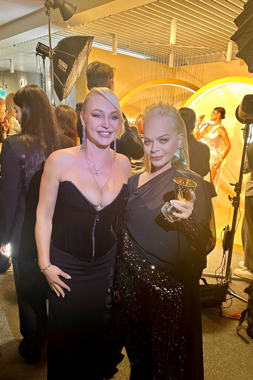 "Ой, у вас тесто убежало!": в соцсетях раскритиковали откровенный наряд Аллы Довлатовой