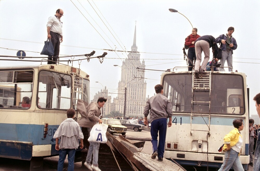Баррикада из троллейбусов на Кутузовском проспекте.