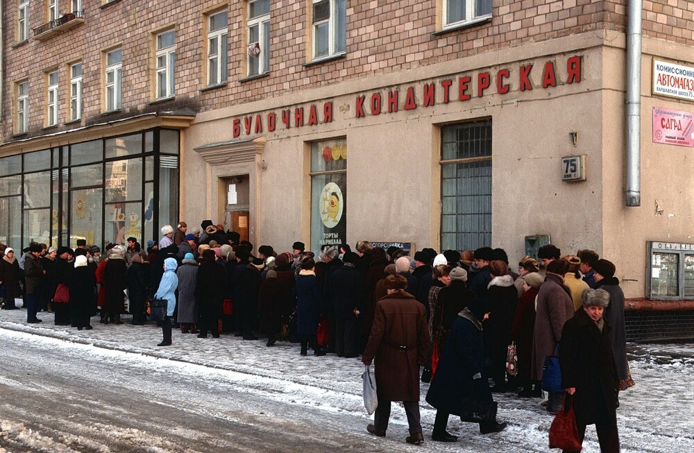 Очередь за хлебом на Варшавском шоссе неподалёку от станции метро "Варшавская".