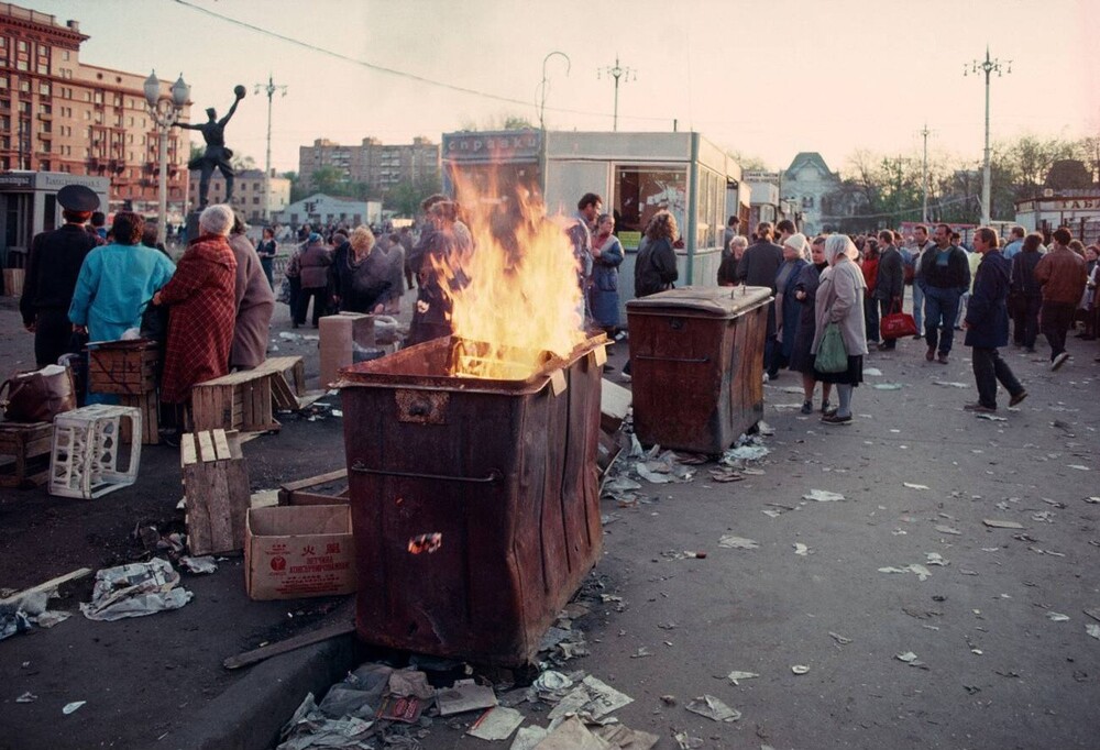 Мусор жгут около станции метро "Рижская".