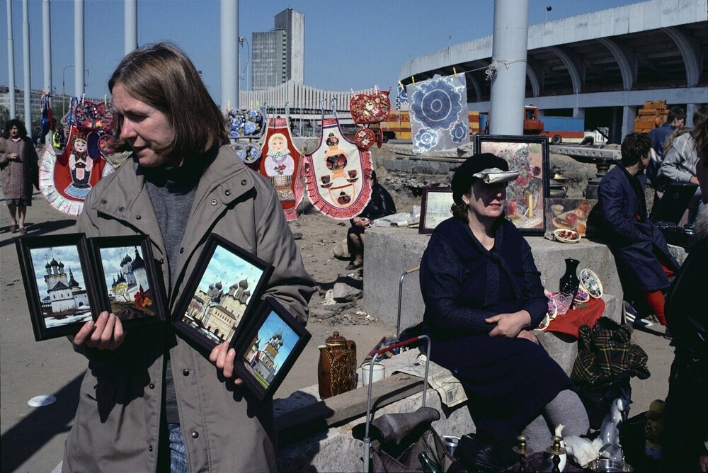 Уличная торговля около стадиона "Измайлово".