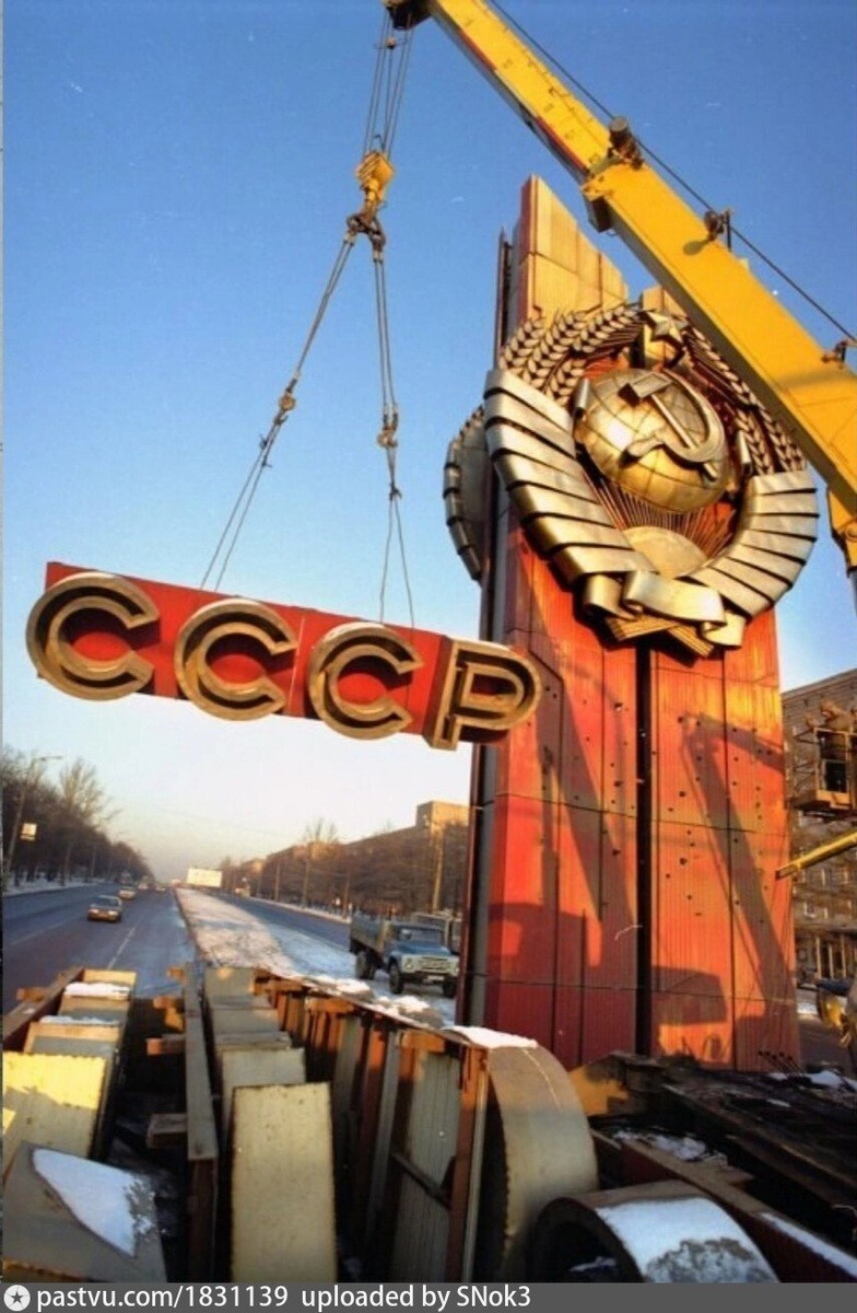 Демонтаж памятника «СССР - оплот мира» на Ленинском проспекте.