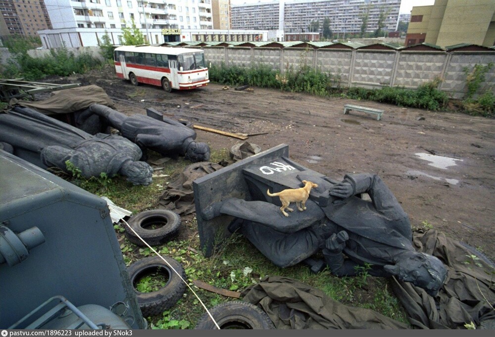 А сами демонтированные памятники советским политическим деятелям находятся где-то во дворах Звенигородского шоссе.