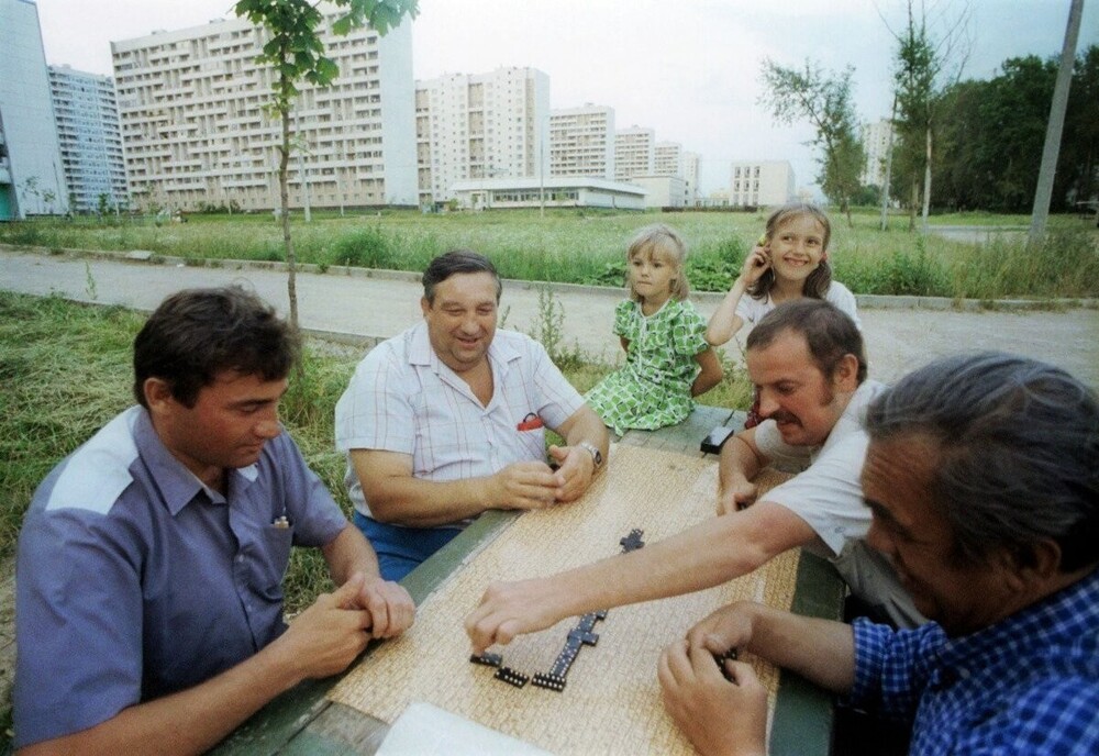 Жители района Солнцево рубятся в домино. Место действия - дворы на улице Щорса.