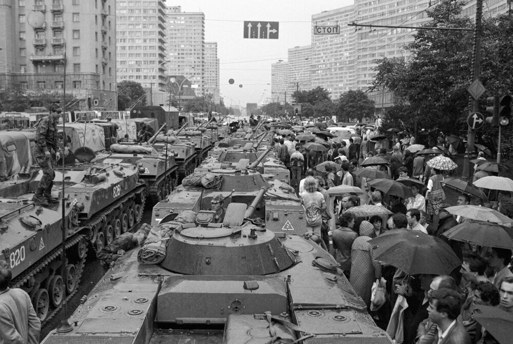 Танки на проспекте Калинина (ныне - улица Новый Арбат).