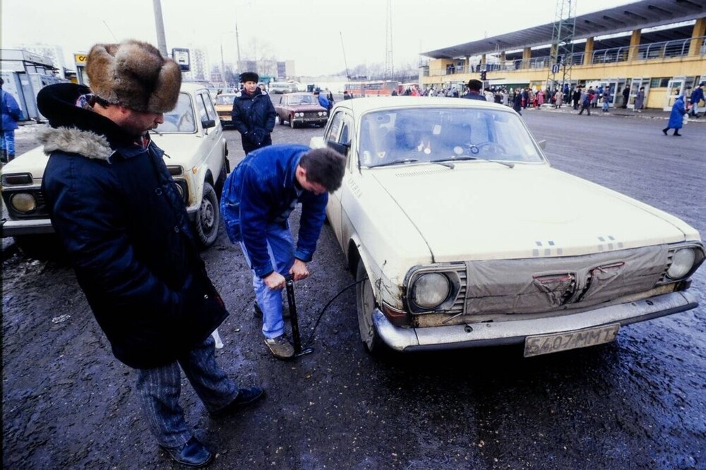 Таксист около "Выхино" пробил колесо. А может помогли - в те годы во многих местах работали только "прикормленные" таксисты.