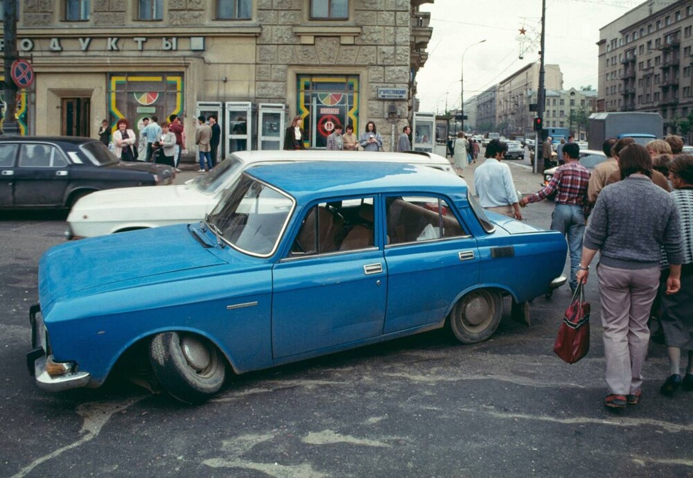 Во 2-м Крестовском переулке с Москвичом-2140 случилась вот такая оказия. 