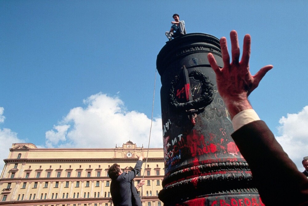 У постамента снесенного памятника Феликсу Дзержинскому. А случился снос в ночь с 22 на 23 августа 1991 года.
