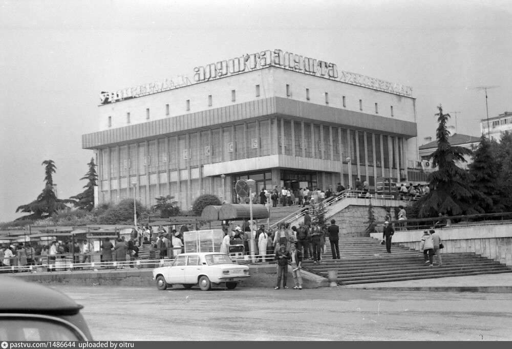 Заскочим в Алушту и посмотрим на универмаг с одноимённым названием, который находится на Советской площади.