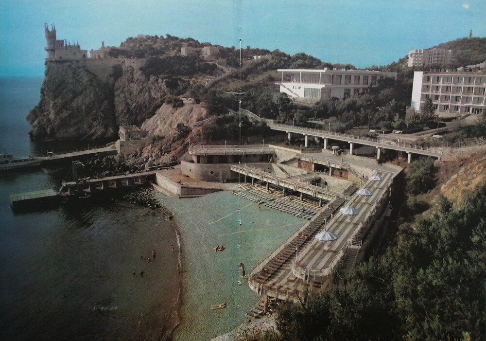 А теперь давайте полюбуемся на пляж около мыса Ай-Тодор и знаменитое "Ласточкино гнездо". 