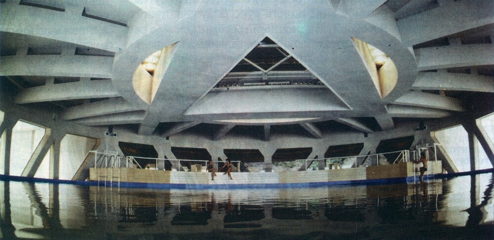 А теперь давайте заглянем внутрь этой фантастической летающей тарелки. Вот так выглядел бассейн, который располагался в санатории "Дружба".