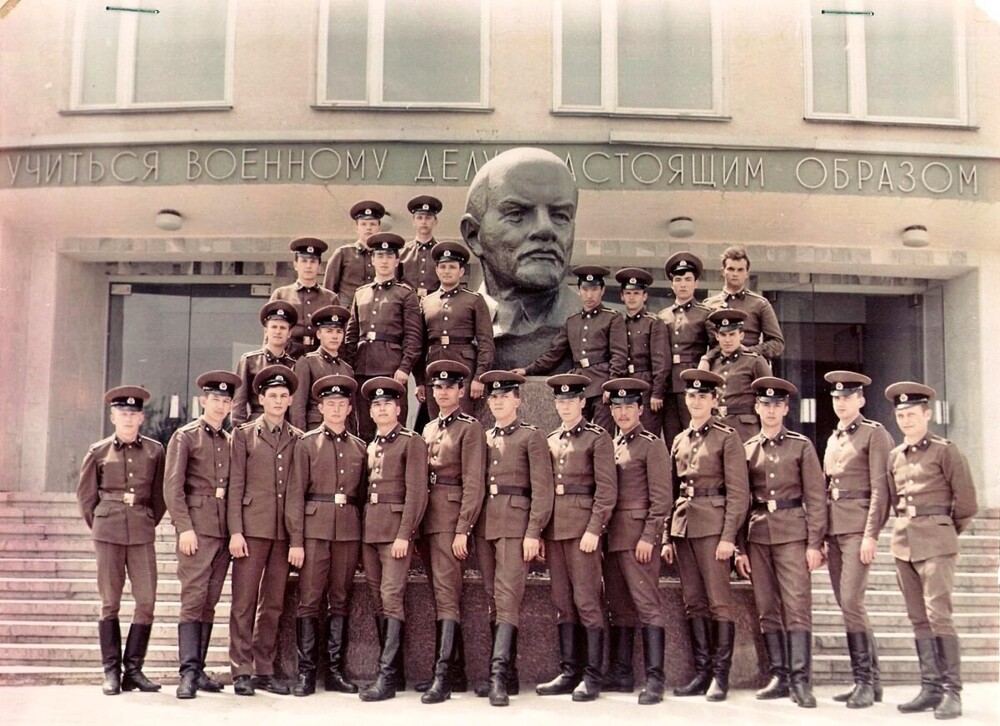 Курсанты Симферопольского высшего военно-политического строительного училища фотографируются с огромным бюстом Ленина.