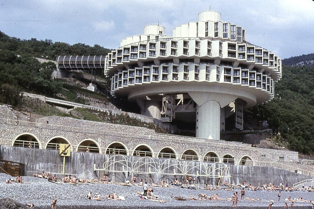 Перемещаемся в Курпаты, чтобы посмотреть на инопланетное здание санатория "Дружба", ныне известное как "Курпаты".