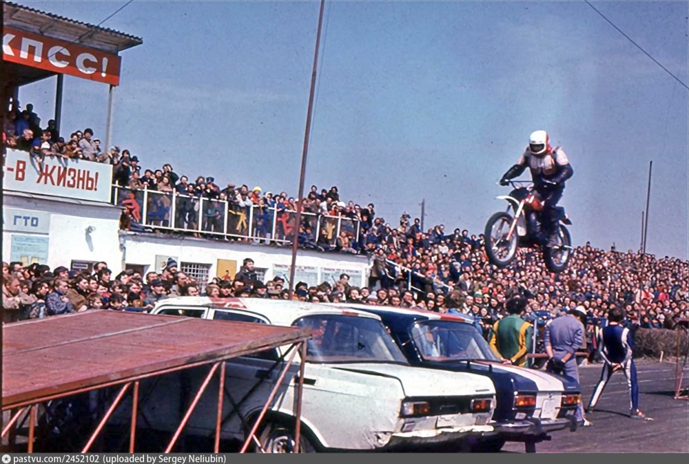 Шоу "Автородео" на стадионе "Кристалл" в Евпатории.