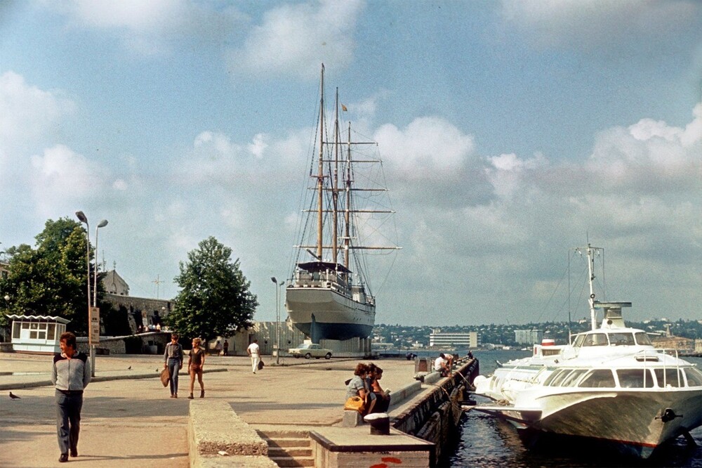 Парусник "Кропоткин" (ресторан "Баркентина") и Комета в Артиллерийской бухте Севастополя.