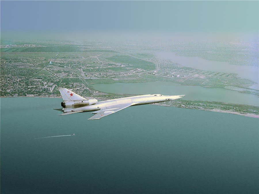 Ту-22 30-го отдельного дальнеразведывательного авиационного полка пролетает над Евпаторией.