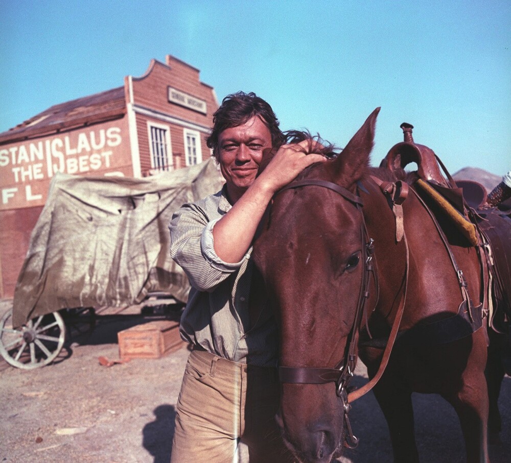 Николай Караченцов, прежде чем его утвердили на роль Билли, пробовался на роли бармена Гарри и Чёрного Джека. 