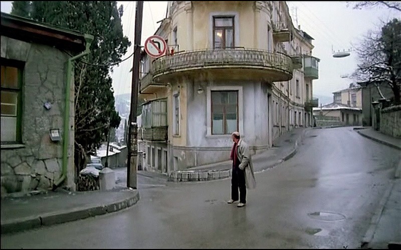 В Крыму снимают фильм "Асса". Поздняя осень, Ялта, Крымов стоит на улице Кирова.