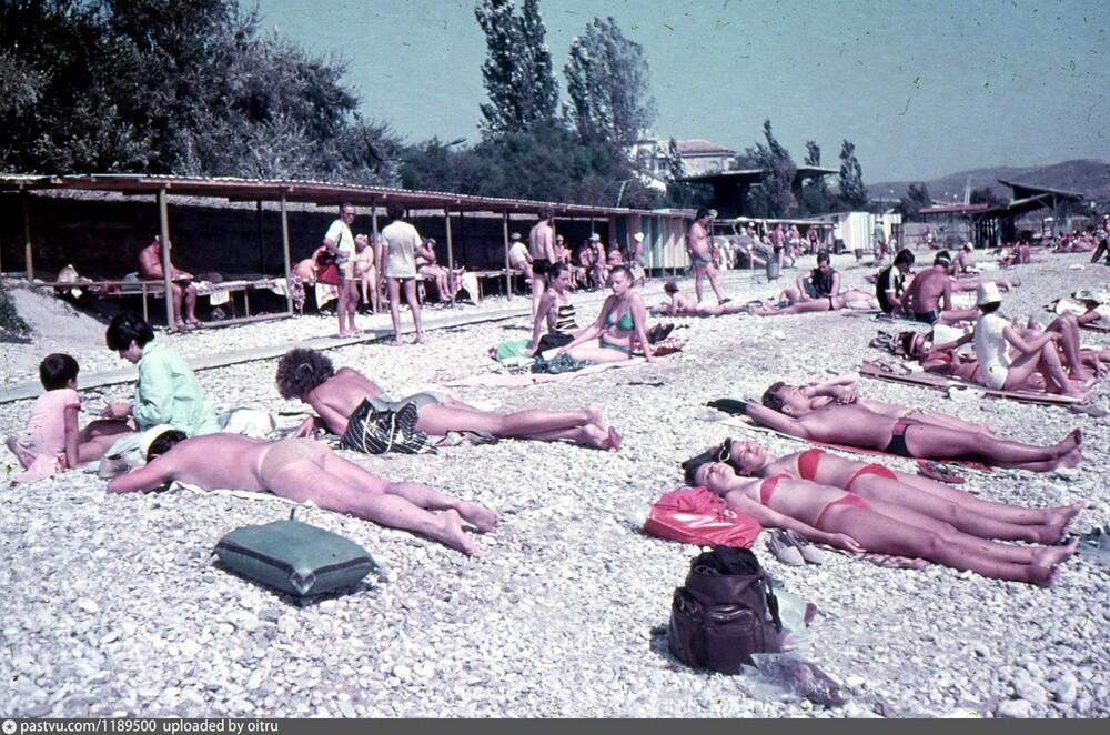 Отдыхающие нежатся на пляже в Планерском (современный Коктебель).