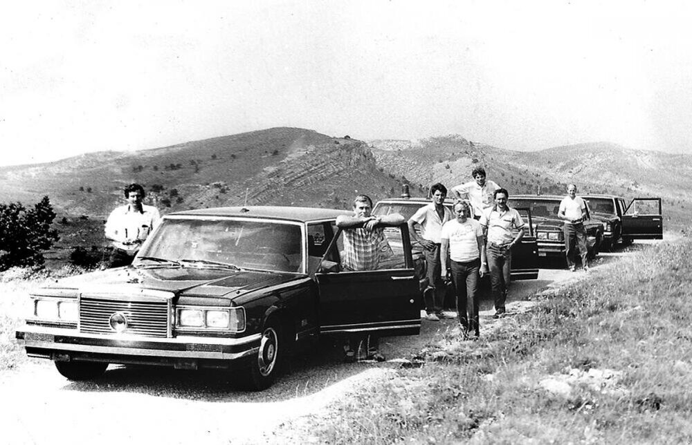 В 1986 году в Крыму проводились испытания правительственного лимузина ЗиЛ-4105. Фото сделано на Никитском перевале Романовской дороги