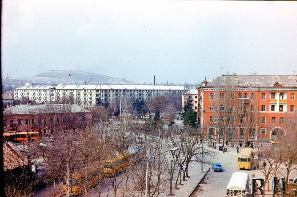 Зимняя Феодосия и вид на улицу Назукина от бульвара Коробкова.