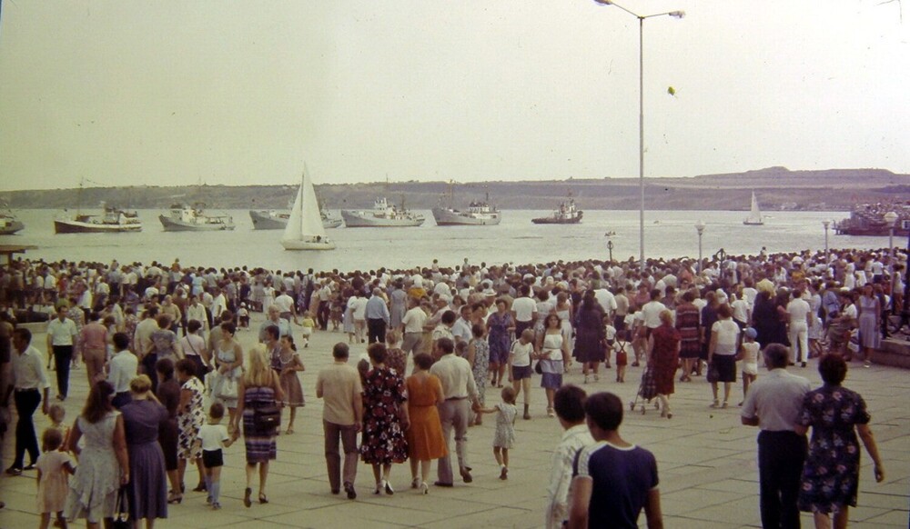 На набережной в Керчи очень даже людно. 