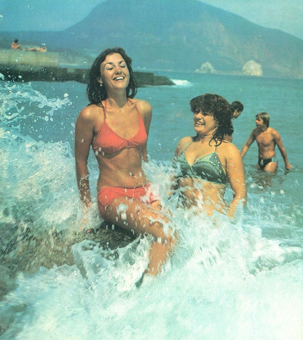 А это уже уютный Гурзуф и пляж около горы Аю-Даг.