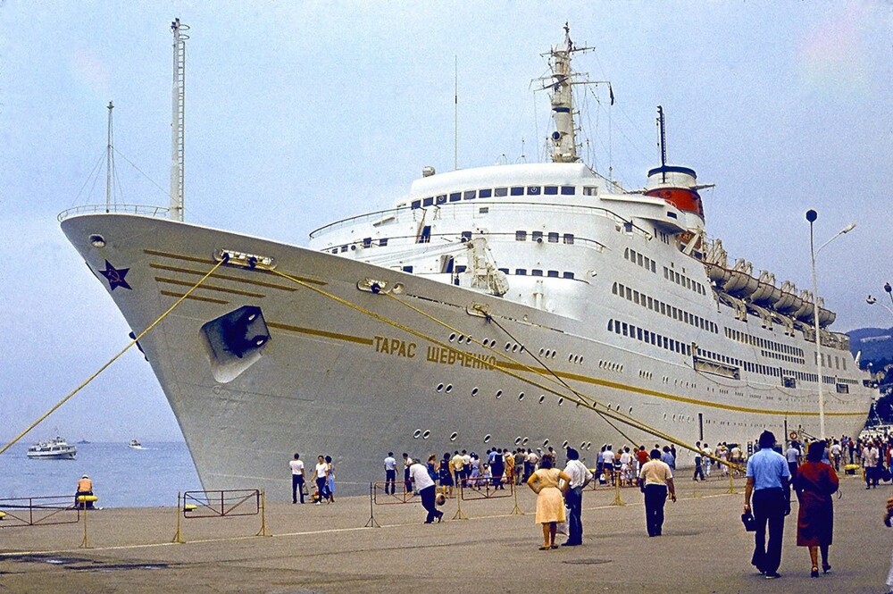 Красавец теплоход "Тарас Шевченко" в очередной раз пожаловал в порт Ялты. 