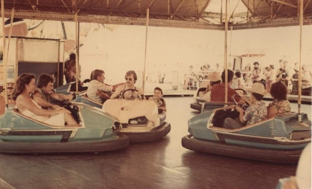 На набережной Ялты, само собой были и классические электромашинки.