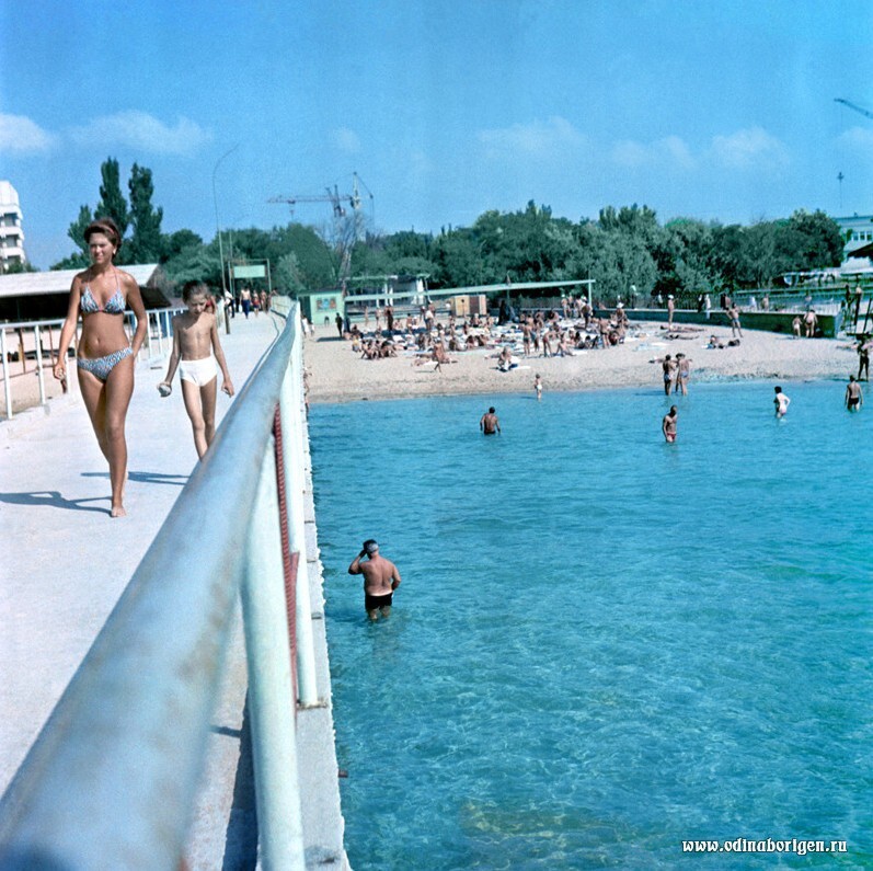 На причале рядом с пляжем пансионата МИИТ-ХИИТ в Евпатории.