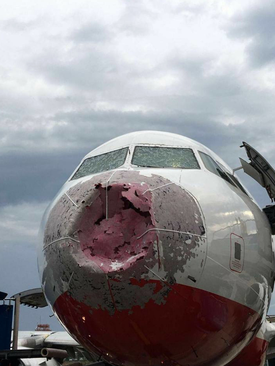 Похоже, град приносит наибольший урон авиалиниям. На этот раз пострадало судно, циркулирующее по Турции. Оказывается, и там подобное погодное явление несет большие риски