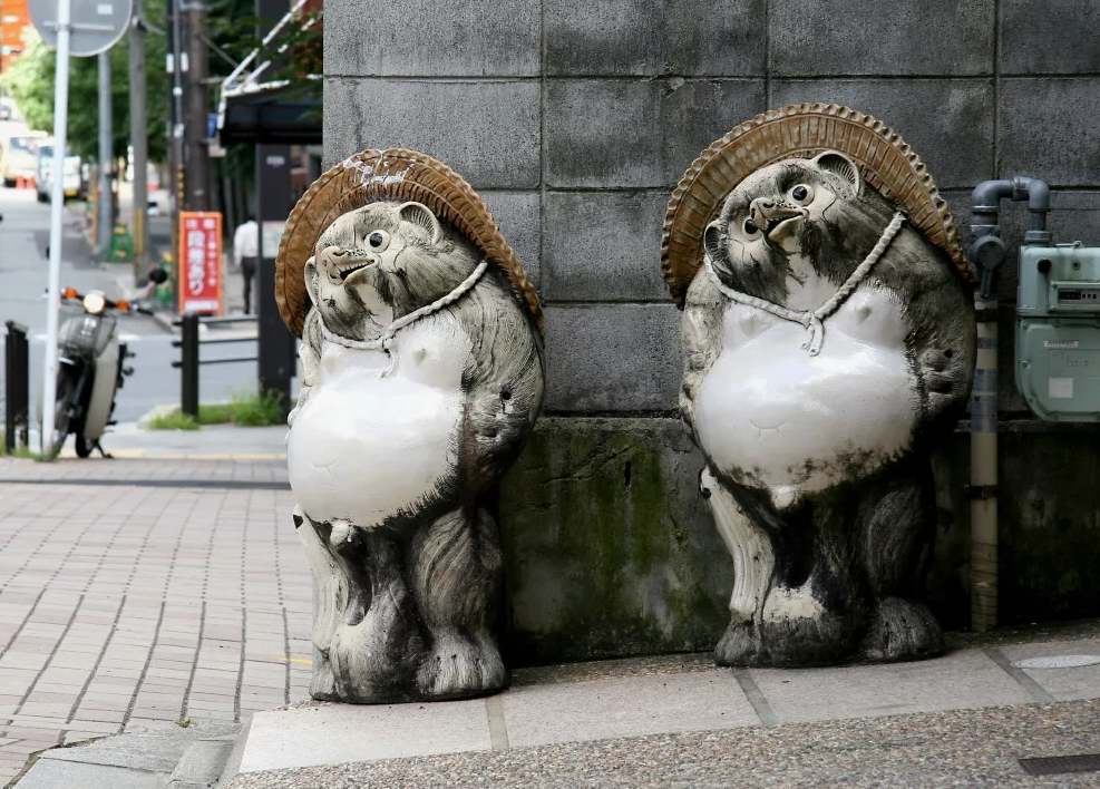 Почему тануки с большими причиндалами ставят на входах в японских магазинах