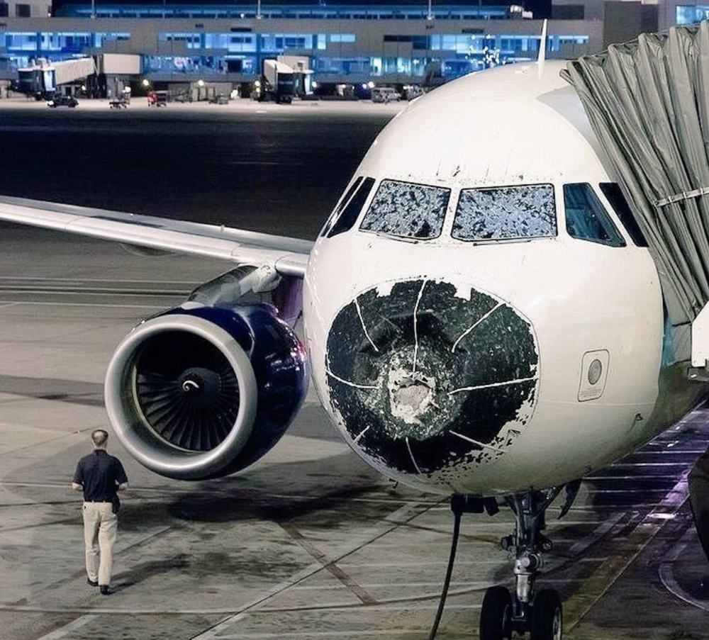 Сначала пилотам казалось, что они держат ситуацию под контролем. Но потом погода испортилась так, что пришлось экстренно садить самолет! А что делать, если тебе в лицо летят куски льда размером с футбольный мяч!