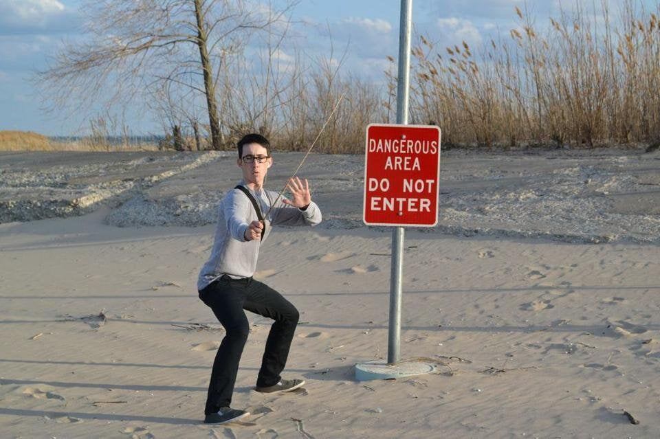 Бонус: брат думает, что он крут, раз ступил ногой на опасную зону