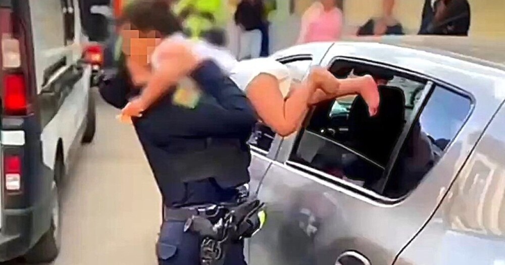 В Колумбии ребёнок провёл в закрытой машине 7 часов