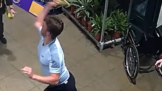 Колясочник мгновенно «исцелился», когда его поймали на воровстве